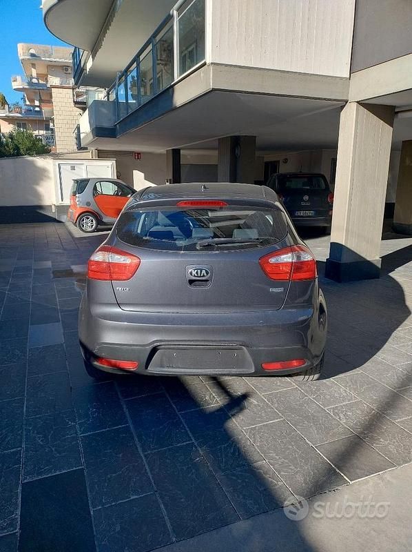Usata Kia Rio 75 CV (55 kW) 2014 Grigio Berlina