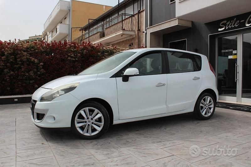Usata Renault Scénic III Luxe 131 CV (96 kW) 2010 Bianco Monovolume