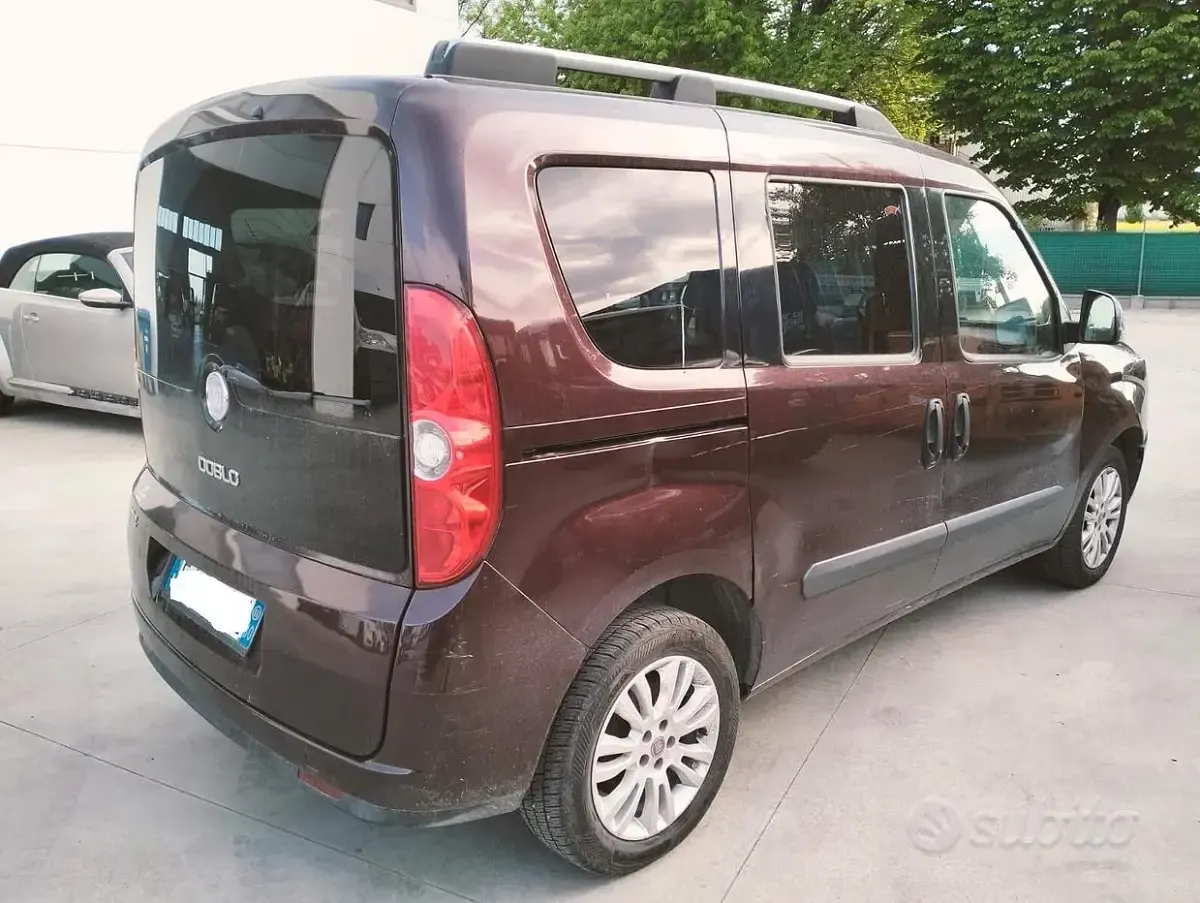 Usata Fiat Doblò 120 CV (88 kW) 2011 Rosso Monovolume
