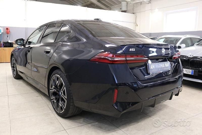 Usata BMW i5 M Sport 442 kW (601 CV) 2024 Blu Berlina