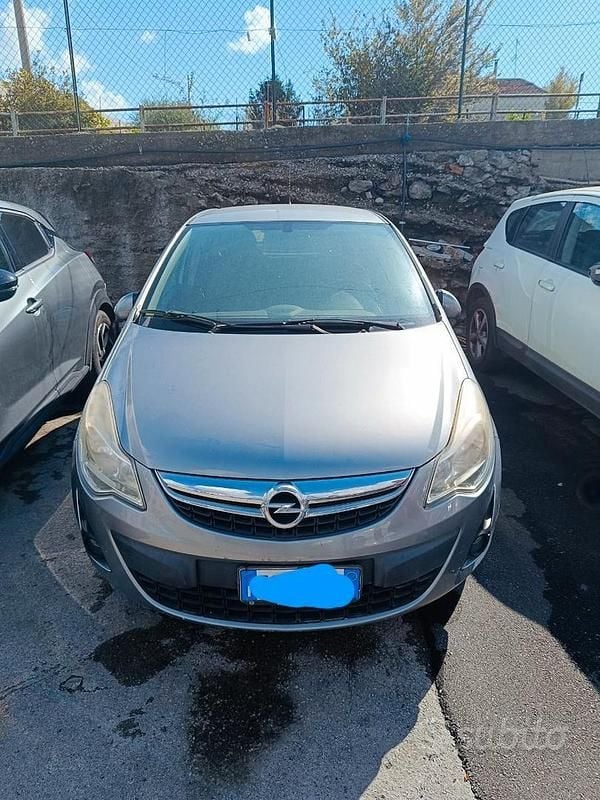 Grigio Usata 2013 Opel Corsa Tre volumi | 5000 € (Buon prezzo) - Immagine 1/4