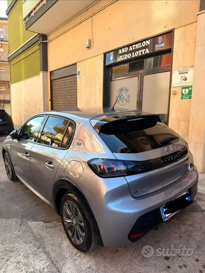 Usata Peugeot 208 Allure 56 kW (77 CV) 2022 Grigio Utilitaria