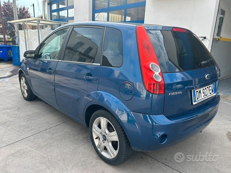 Blu Usata 2008 Ford Fiesta Due volumi | 1700 € (Buon prezzo) - Immagine 1/4