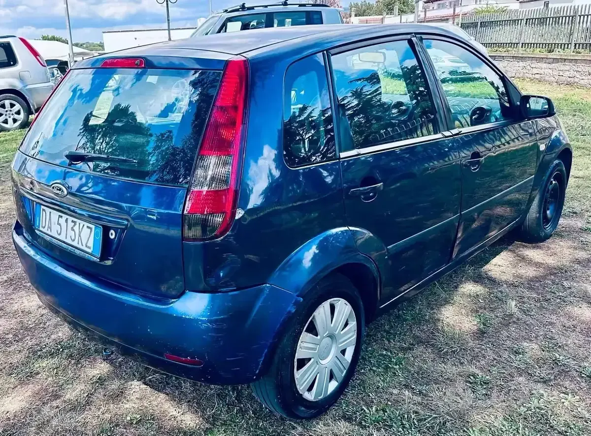 Begagnad Ford Fiesta Ghia 75 HK (55 kW) 2006 Blå Halvkombi