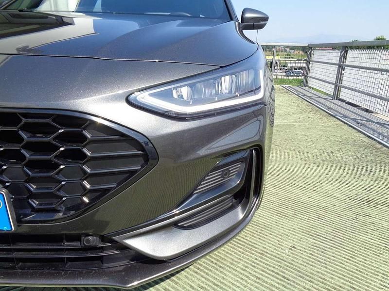 Käytetty Ford Focus ST-Line 125 HP (91 kW) 2024 Harmaa Viistoperä