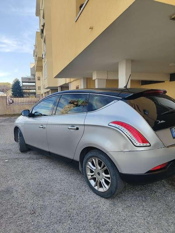 Usata Lancia Delta Gold 105 CV (77 kW) 2012 Utilitaria