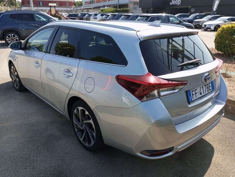Usata Toyota Auris Hybrid Executive 99 CV (72 kW) 2016 Argento Station wagon
