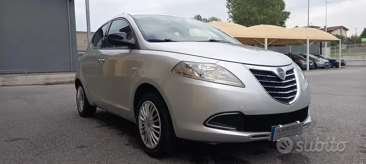 Usata Lancia Ypsilon 70 CV (51 kW) 2014 Grigio Utilitaria