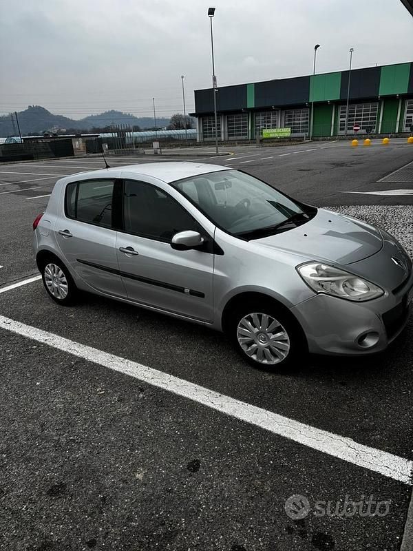 Usata Renault Clio III 85 CV (62 kW) 2010 Grigio Berlina