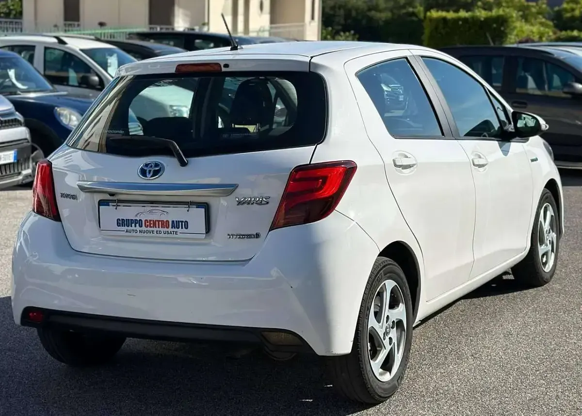 Usata Toyota Yaris Hybrid 75 CV (55 kW) 2016 Bianco Berlina