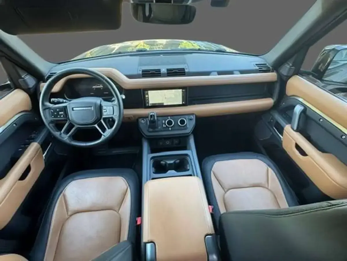 Usata Land Rover Defender SE Dynamic 200 CV (147 kW) 2024 Godwana stone SUV