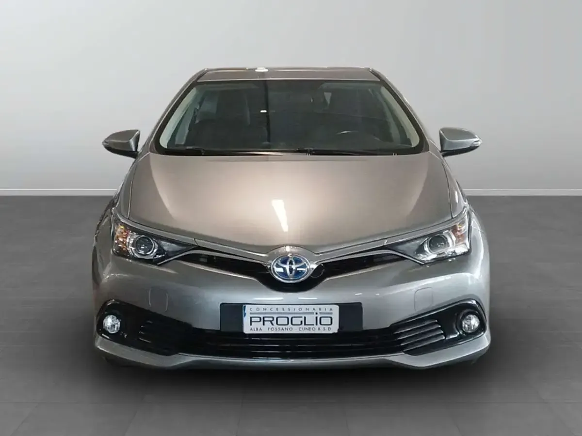 Usata Toyota Auris Hybrid Business Edition 99 CV (72 kW) 2016 2c grigio business metallizzat Berlina