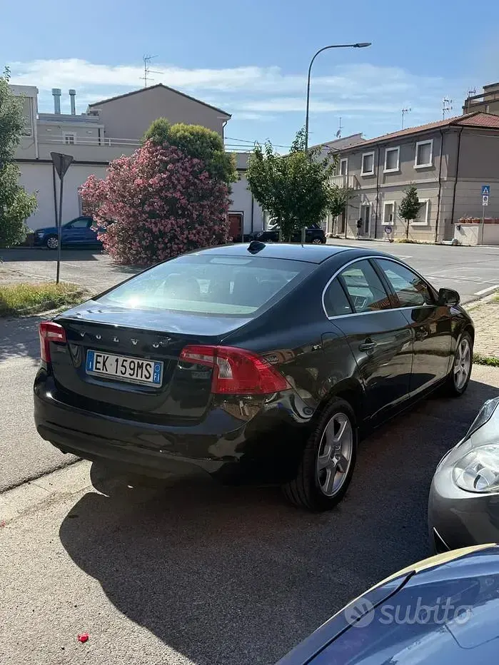 Usata Volvo S60 Momentum 115 CV (84 kW) 2011 Nero Berlina