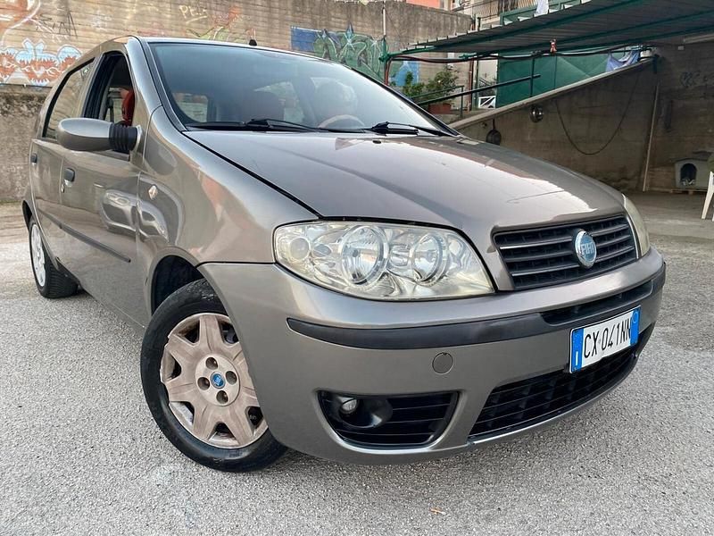 Grigio Usata 2006 Fiat Punto Tre volumi | 1200 € (Ottimo prezzo) - Immagine 1/4