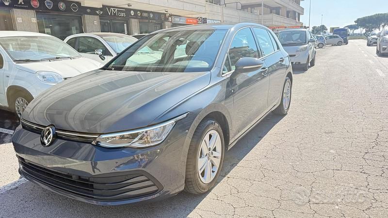 Usata VW Golf VIII Life 116 CV (85 kW) 2023 Grigio Berlina