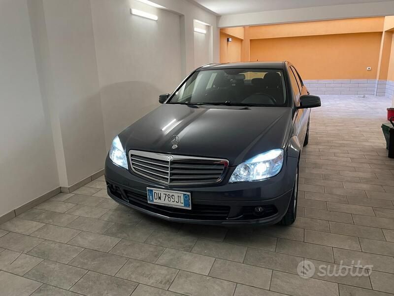 Grigio Usata 2009 Mercedes C220 Tre volumi | 4500 € (Buon prezzo) - Immagine 1/4