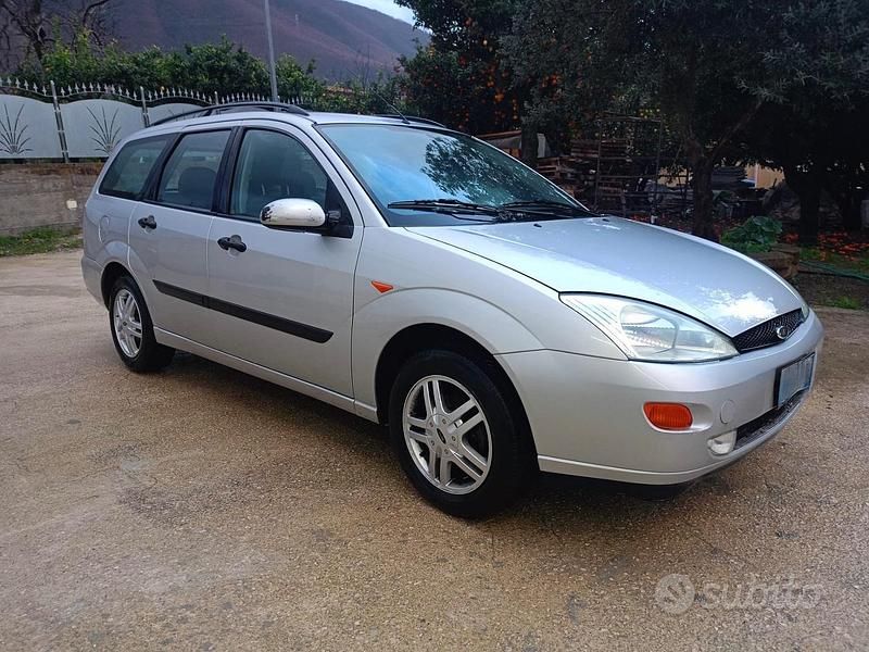Usata Ford Focus Ghia 100 CV (73 kW) 2000 Grigio Station wagon