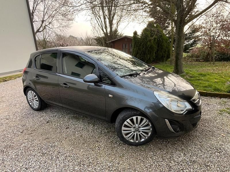 Usata Opel Corsa 85 CV (62 kW) 2012 Grigio Utilitaria