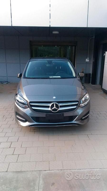 Usata Mercedes B180 Business 109 CV (80 kW) 2017 Grigio Utilitaria