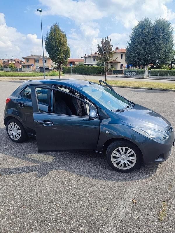 Usata Mazda 2 75 CV (55 kW) 2009 Blu Berlina