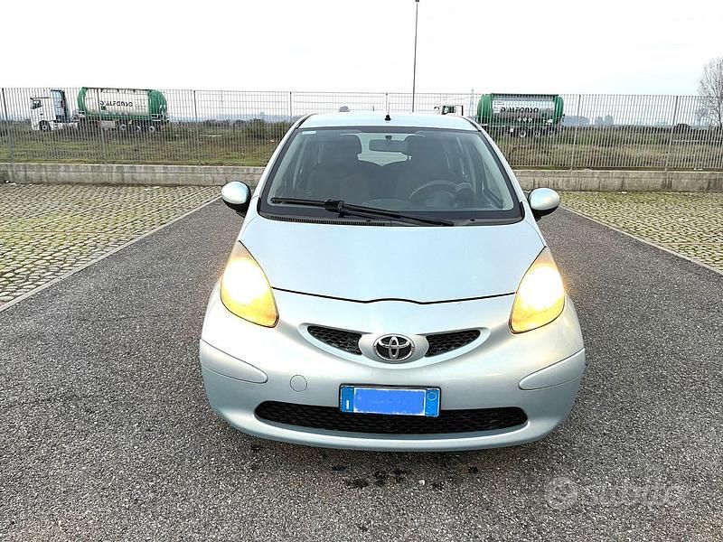 Usata Toyota Aygo Sol 68 CV (50 kW) 2006 Argento Utilitaria
