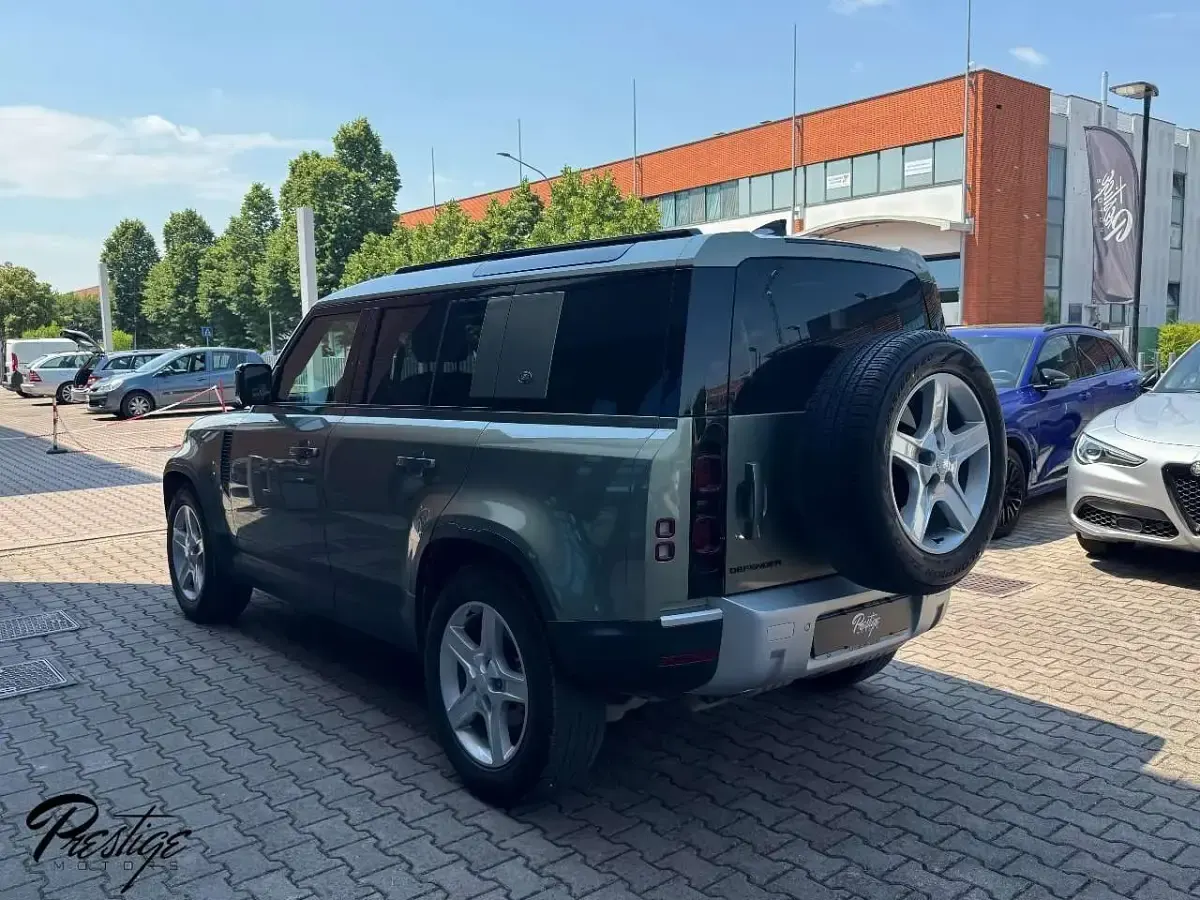 Usata Land Rover Defender SE Dynamic 200 CV (147 kW) 2023 Pangea green SUV