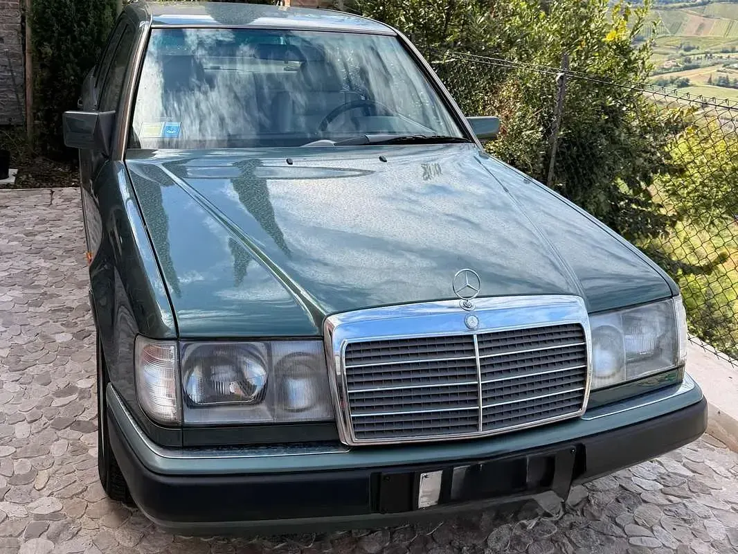 Usata Mercedes E200 122 CV (89 kW) 1991 Verde Berlina