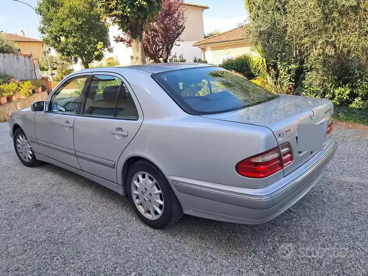 Usata Mercedes E200 186 CV (136 kW) 1999 Grigio Berlina