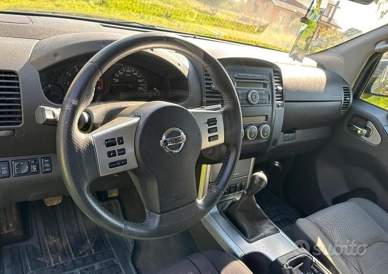 Usata Nissan Navara 190 CV (139 kW) 2010 Nero Pick-up