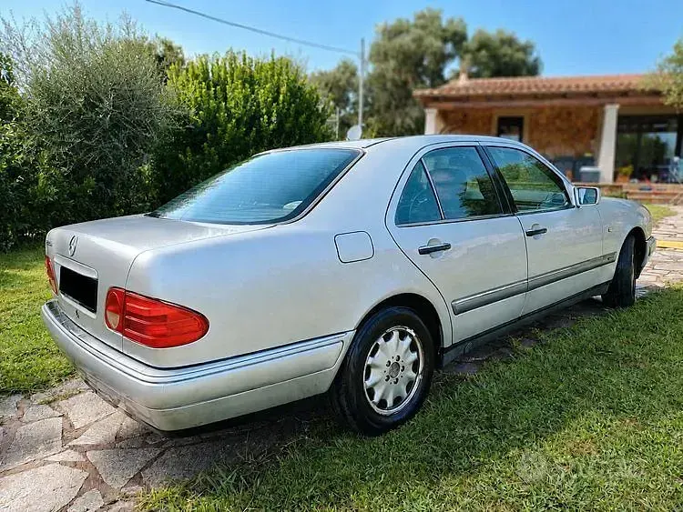 Usata Mercedes E200 Elegance 136 CV (100 kW) 1998 Grigio Berlina