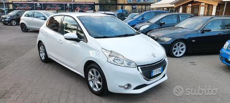 Usata Peugeot 208 Active 68 CV (50 kW) 2014 Bianco Utilitaria