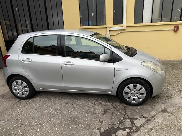Usata Toyota Yaris Sol 90 CV (66 kW) 2007 Grigio Berlina