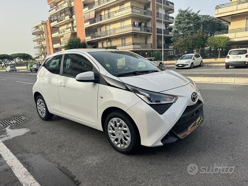 Usata Toyota Aygo Connect Style 72 CV (52 kW) 2021 Bianco Utilitaria