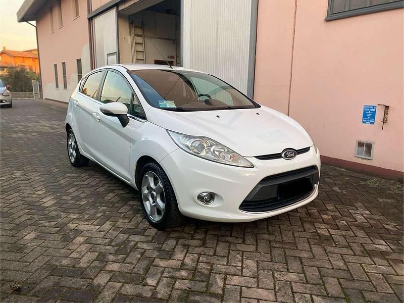 Other Usata 2010 Ford Fiesta Tre volumi | 3900 € (Buon prezzo) - Immagine 1/4