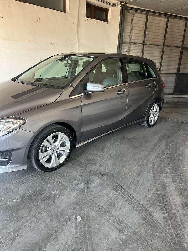 Usata Mercedes B180 109 CV (80 kW) 2016 Grigio Monovolume