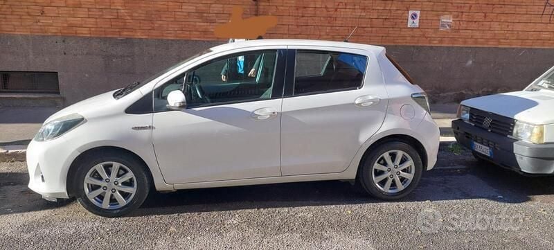 Usata Toyota Yaris Hybrid 75 CV (55 kW) 2013 Bianco Utilitaria