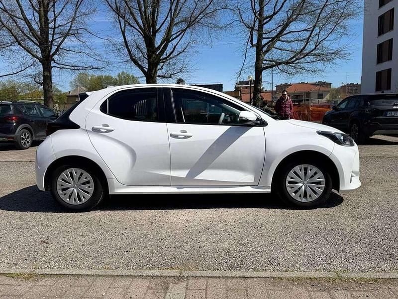 Usata Toyota Yaris Hybrid Active 92 CV (67 kW) 2022 Bianco Berlina