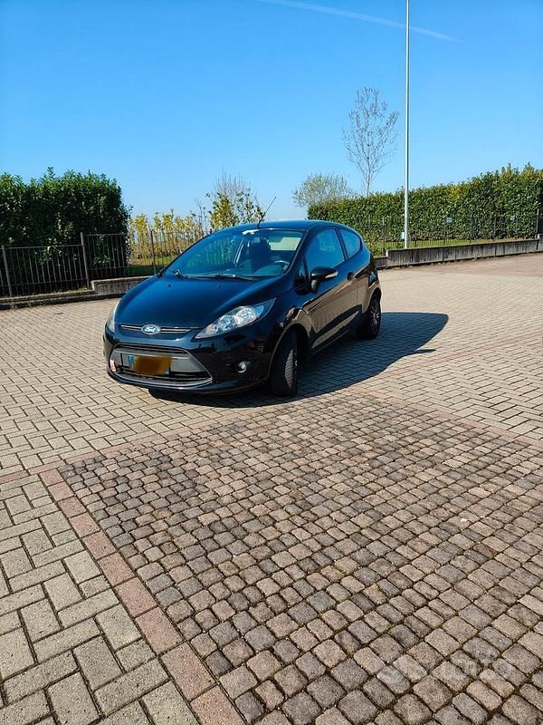 Usata Ford Fiesta 97 CV (71 kW) 2010 Nero Utilitaria