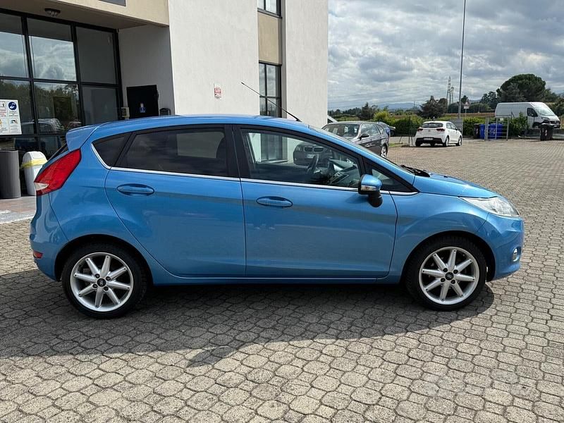Usata Ford Fiesta Titanium 97 CV (71 kW) 2009 Blu Utilitaria