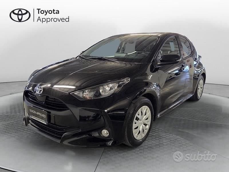 Usata Toyota Yaris Hybrid Active 116 CV (85 kW) 2021 Nero Berlina