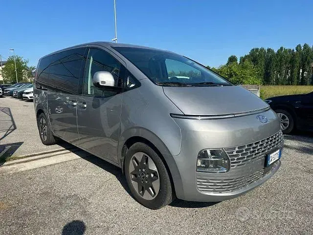 Usata Hyundai Staria 177 CV (130 kW) 2024 Grigio Monovolume