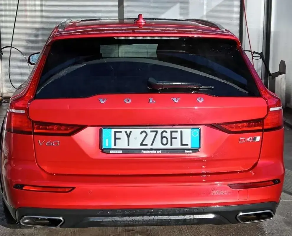 Usata Volvo V60 CC Pro 200 CV (147 kW) 2020 Rosso Station wagon