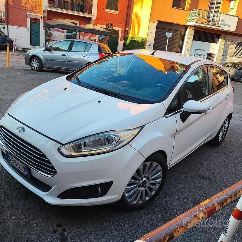 Usata Ford Fiesta 75 CV (55 kW) 2013 Bianco Utilitaria