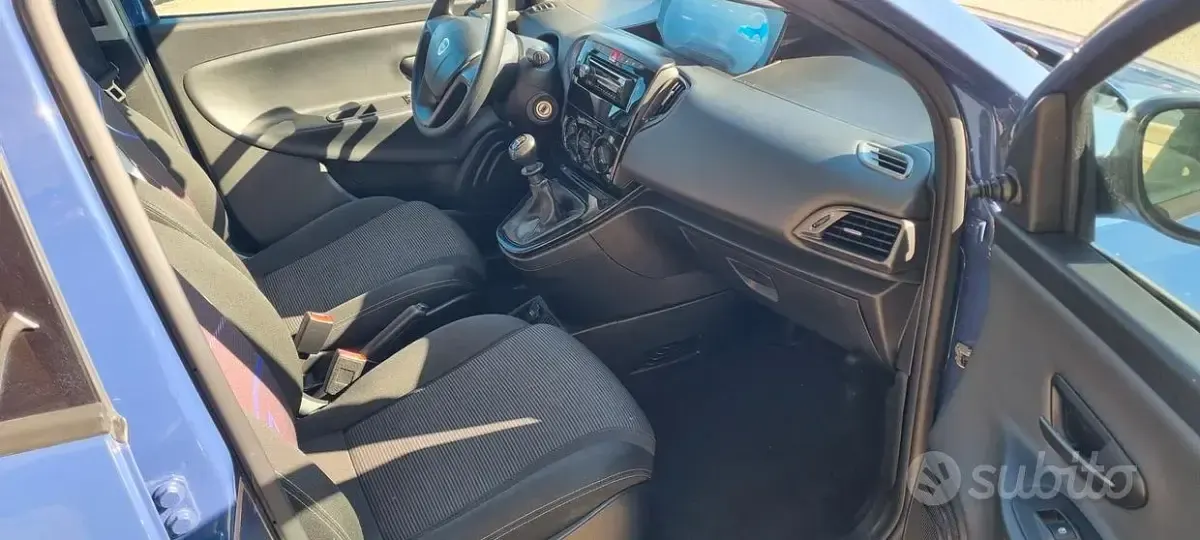 Usata Lancia Ypsilon Gold 69 CV (50 kW) 2018 Blu Utilitaria