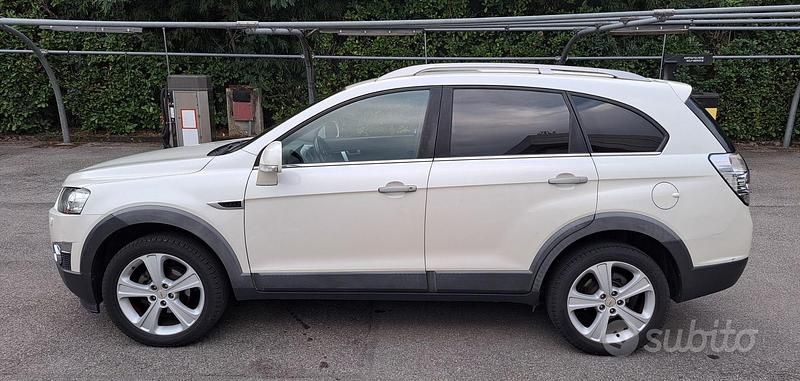 Bianco Usata 2011 Chevrolet Captiva LTZ SUV | 7000 € (Buon prezzo) - Immagine 1/4
