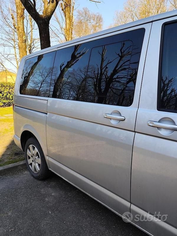Grigio Usata 2009 VW Caravelle Monovolume | 14.500 € (Buon prezzo) - Immagine 1/4