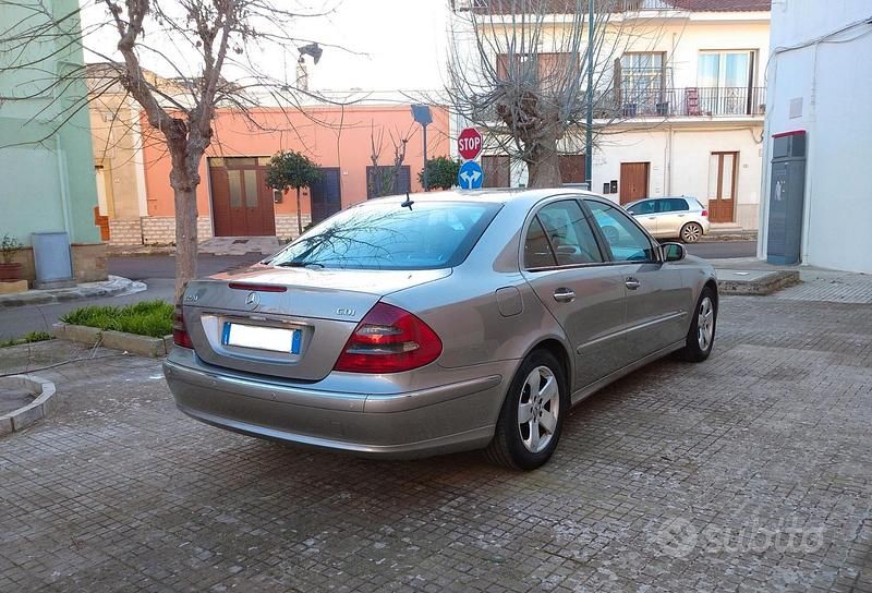 Usata Mercedes E270 Avantgarde 177 CV (130 kW) 2002 Grigio Berlina