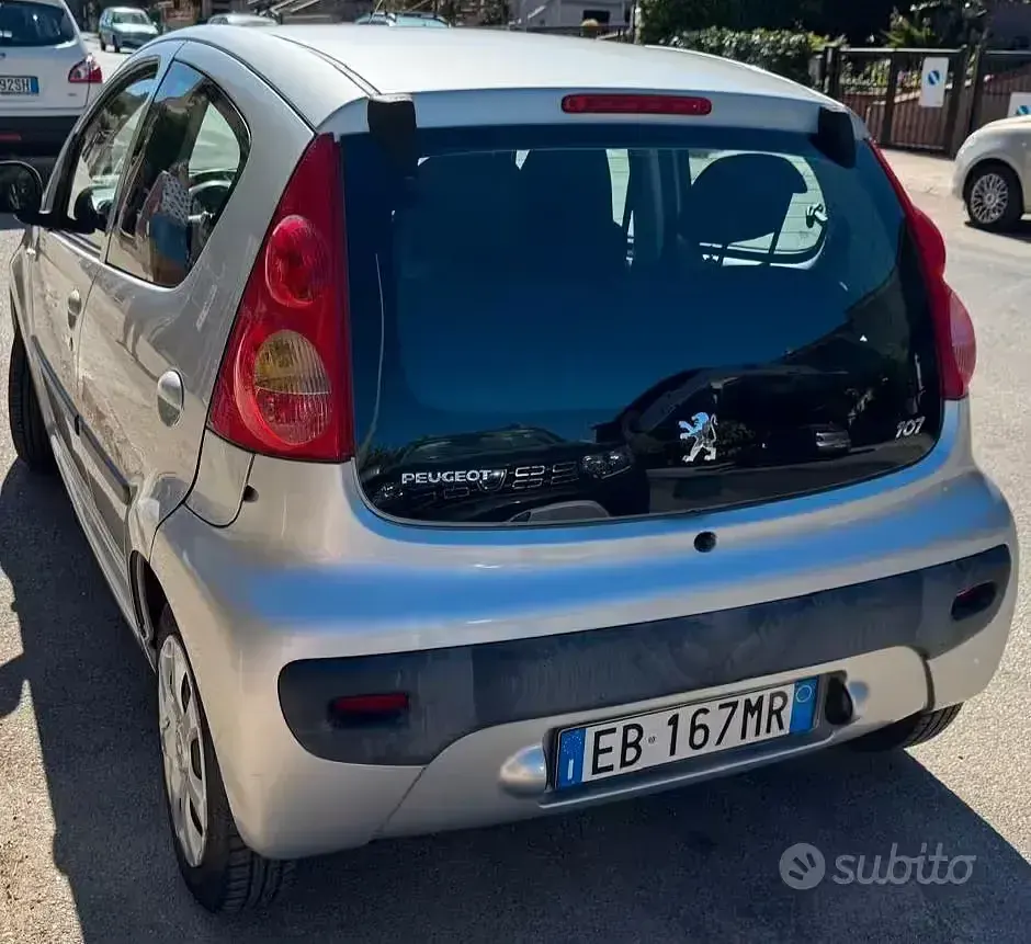 Usata Peugeot 107 68 CV (50 kW) 2010 Grigio Utilitaria
