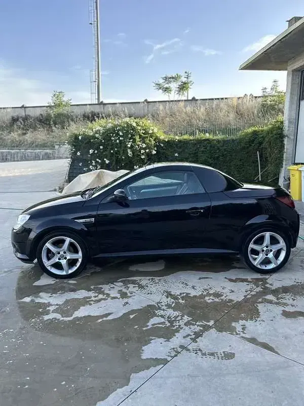 Usata Opel Tigra Sport 69 CV (50 kW) 2008 Nero Cabrio