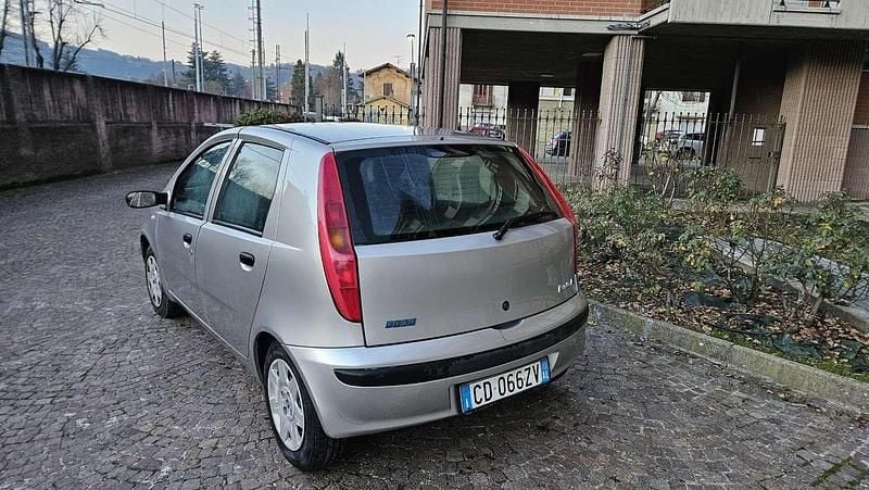 Usata Fiat Punto Feel 60 CV (44 kW) 2003 Grigio Berlina